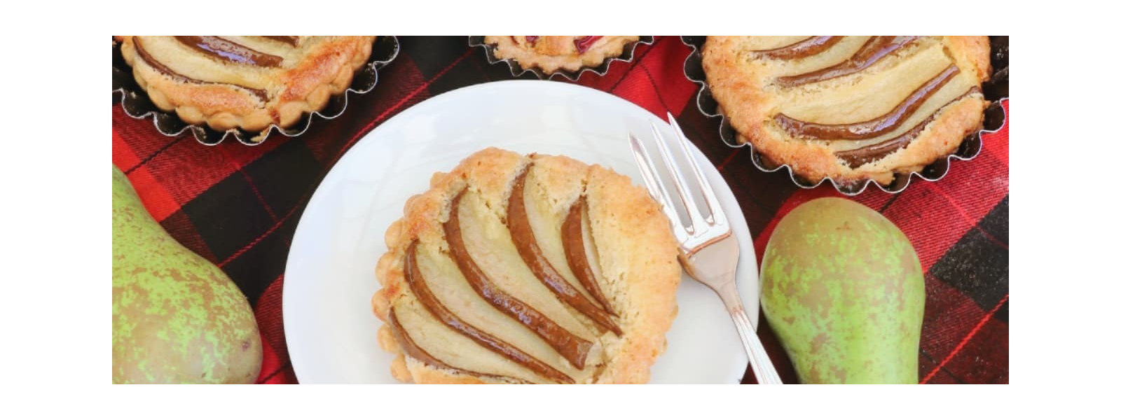 Tartaletky z krehkého cesta s mandľovou frangipane náplňou, ovocím a javorovým sirupom